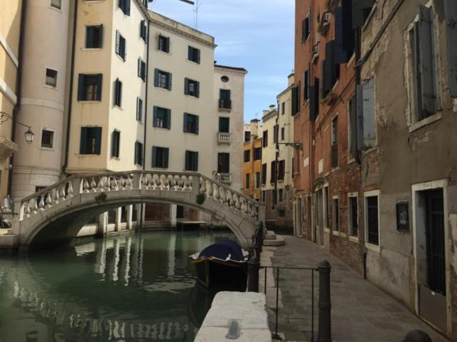 Al Teatro With Canal View Venedig